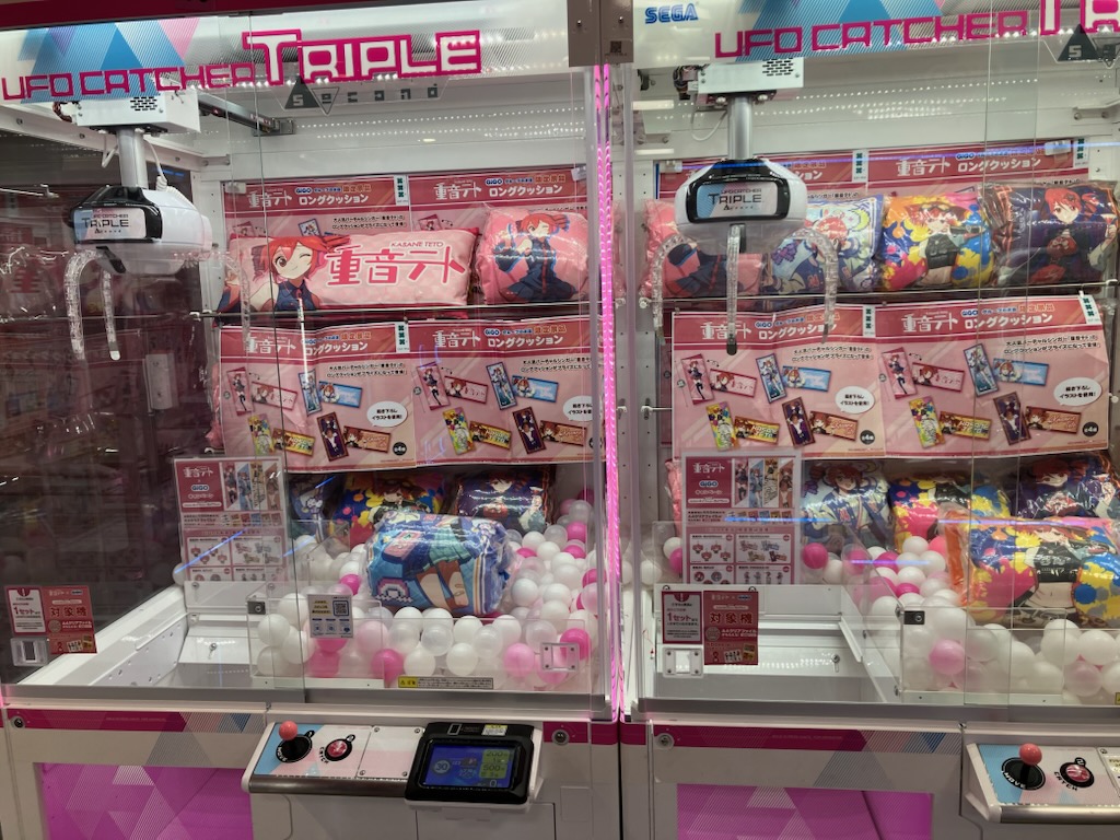 GiGO_Hirosaki's tweet image. 【本日登場！】

＃重音テト × ＃GiGO 
～ＧｉＧＯグループのお店限定～

💛アクリルスタンド
💙ロングクッション