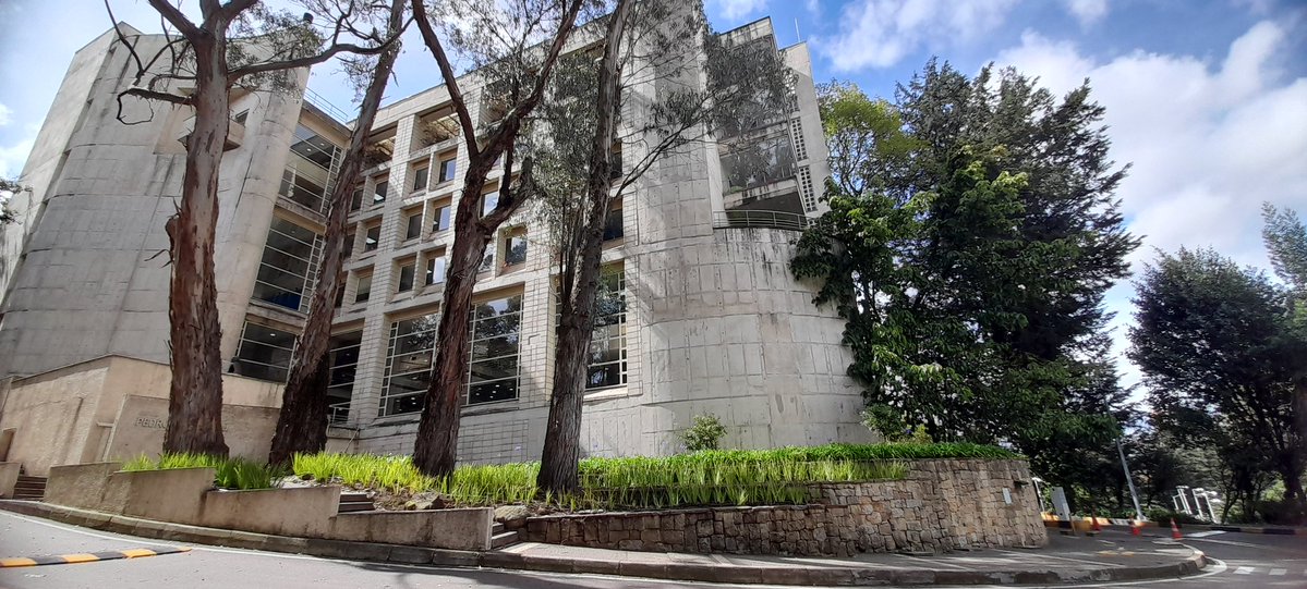 Esta construcción en piedra donde queda la facultad y biblioteca de teología en la Javeriana busca asemejarse a la proa de un barco. Al otro extremo queda filosofía y psicología. Acá estaba un día buscando algo cuando me llegó una invitación a una charla con e Dalai Lama y asistí