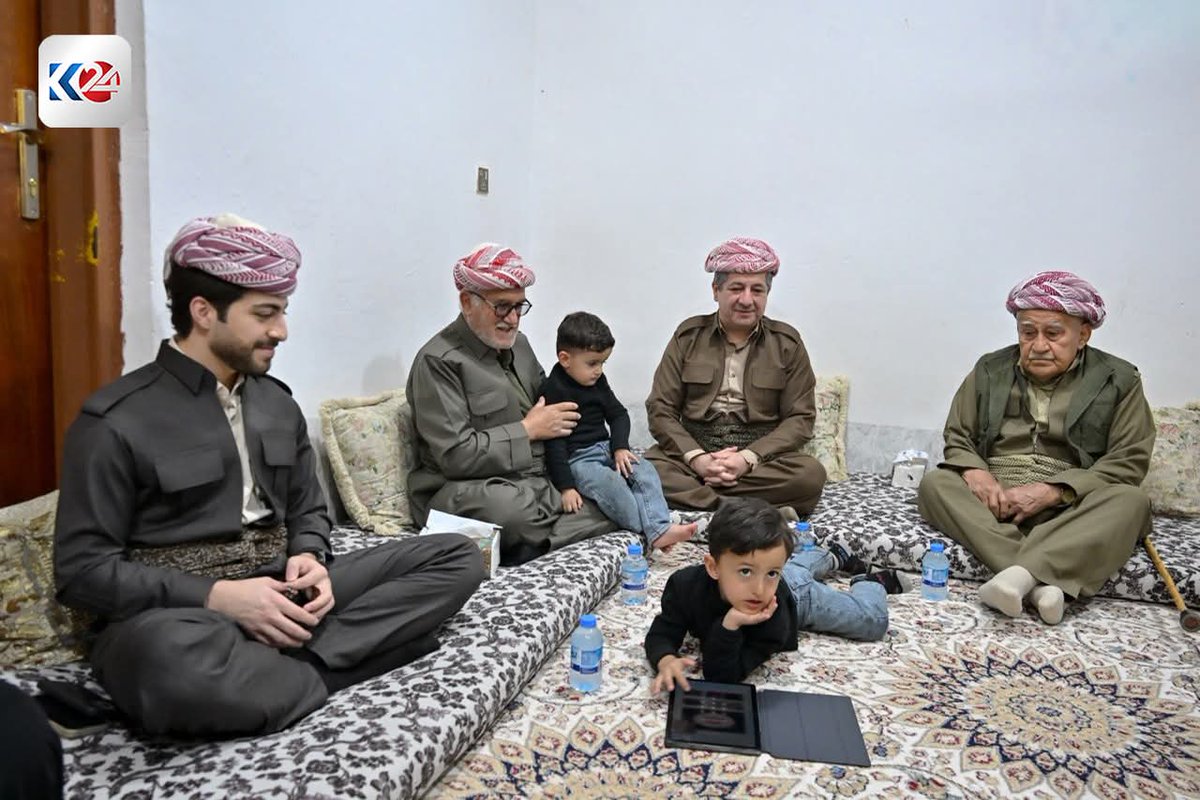 K24Turkce's tweet image. #FOTO Mesrur Barzani, füze saldırısında şehit olan Peşmerge Weysi Said Şerwani'nin evini ziyaret etti

🔶 Başbakan Barzani, şehidin babasına ve yakınlarına başsağlığı dileklerini iletti

#Barzani #şehit #Peşmerge #Kürdistan #ziyaret