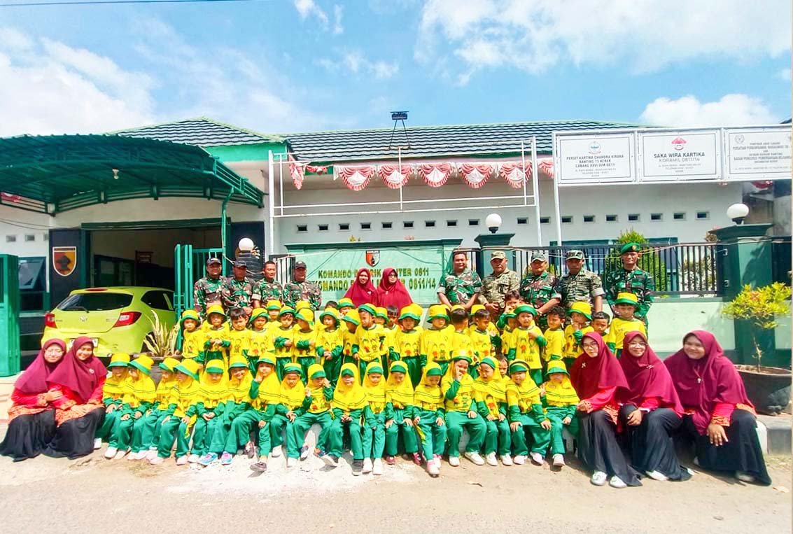 kodim0811_tuban's tweet photo. Outing Class KB Aisyah Anugerah Pakarti desa Margomulyo Kunjungi Koramil Kerek Kodim 0811 Tuban

#tni_angkatan_darat
#kodam5brw  
#pen_korem082 
#tniad 
#outingclass https://t.co/xRGBDDMR0T