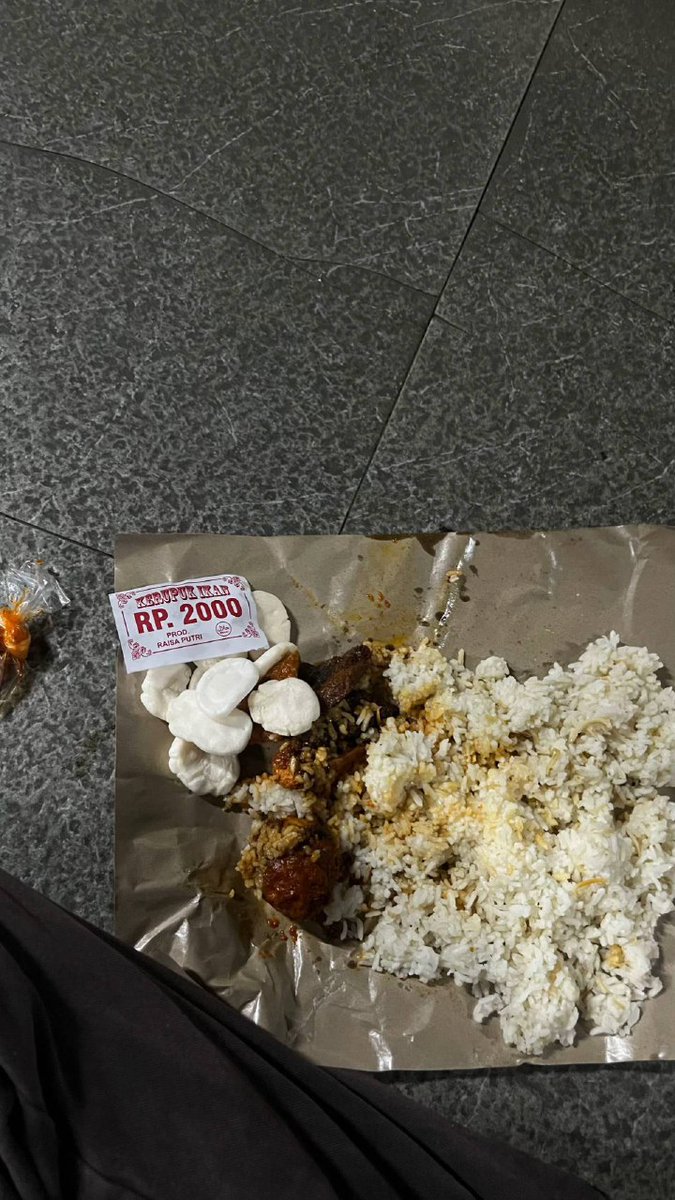 asmaraa_13's tweet photo. awale ngimpiku terlalu duwur, tapi pas aku mangan terus kroso wareg rasane iki luih seko cukup yaallah 😊 https://t.co/5b7YTxbRc2