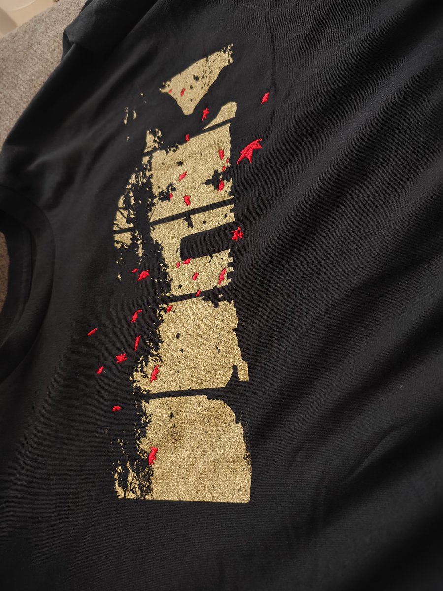 Frandpm's tweet photo. Que llegue la camiseta de @PlayStation  Rewards. Muy chula. Pero que luego tenga que recortar yo el patrón entero del bordado me parece lamentable. La última vez que pillo un rewards. @PlayStationES https://t.co/VxD8bEtz3x