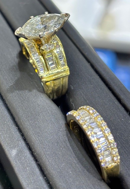 DiamondJimTexas's tweet photo. Daily wear builds up oils, lotion, soap, and dirt in your jewelry over time, even if it still looks clean.

At Diamond Jim’s PINEFOREST JEWELRY Experience, we offer complimentary cleanings to keep it looking its best https://t.co/31ID4ijyAb