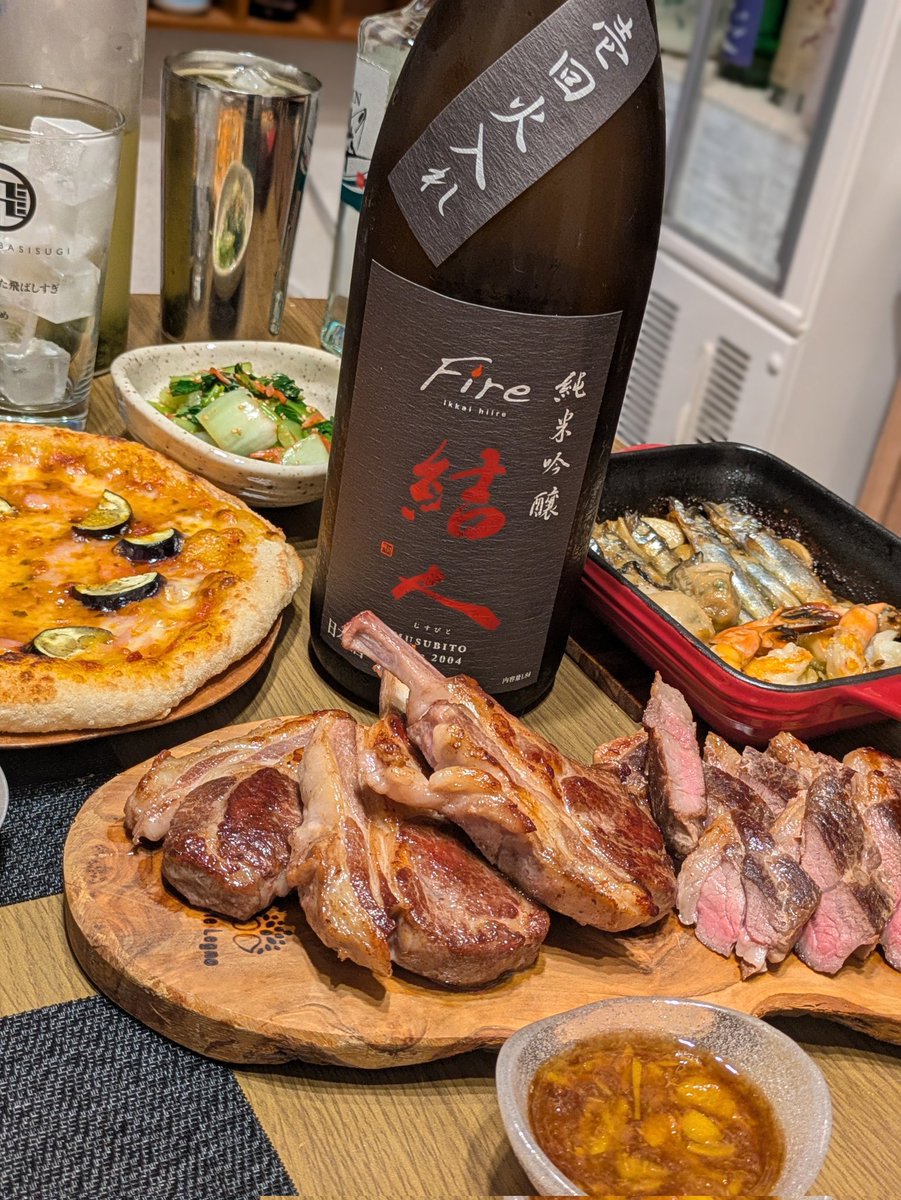 ranchi1977's tweet image. 今週もお疲れ様でしたー🥳
皆さま、かんぱーい！ヽ(*ﾟ∀ﾟ)ﾉ🍶ヽ(ﾟ∀ﾟ*)ﾉ
お疲れの奥さんに、好物のピザとラム肉をお見舞いしますよー🤭(꜆꜄꜆˙꒳˙)꜆꜄꜆ｵﾗｵﾗｵﾗｵﾗ
 #日本酒  #結人  #Fire
 #おうちごはん  #自家製ピザ  #低温調理ラム肉ロースト  #ししゃもと海老牡蠣のアヒージョ