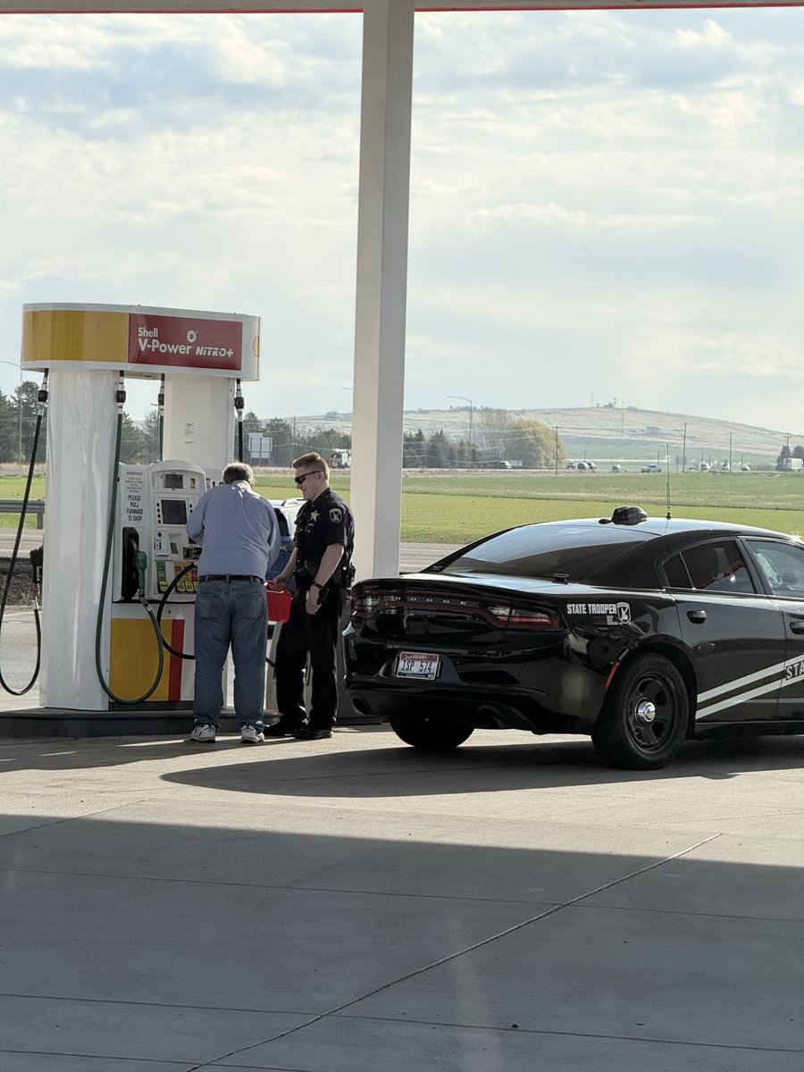 ftpproduction's tweet photo. @ISPHeadquarters 
Heart warming to see this Trooper helping out this older gentleman who seems to have run out of gas. https://t.co/Up7SR7GC0x