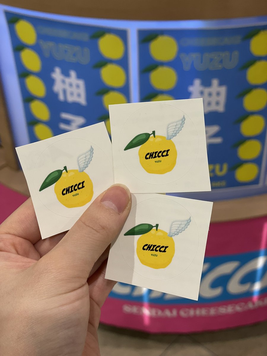 _c_h_i_c_c_i_'s tweet photo. 4/11、12のCHICCI仙台駅は
関連商品購入の方に
柚子ステッカープレゼントです！🪽🪽🪽✨

また羽生結弦さんへ贈る言葉をみんなで寄せ書きして、
結弦さんへどうにかしてお届けしようと思い、パネルとペンをご用意しました。

🪽民の皆様のメッセージ、お待ちしています！

#羽生結弦　　#REALIVE https://t.co/xwWCMuzjX2