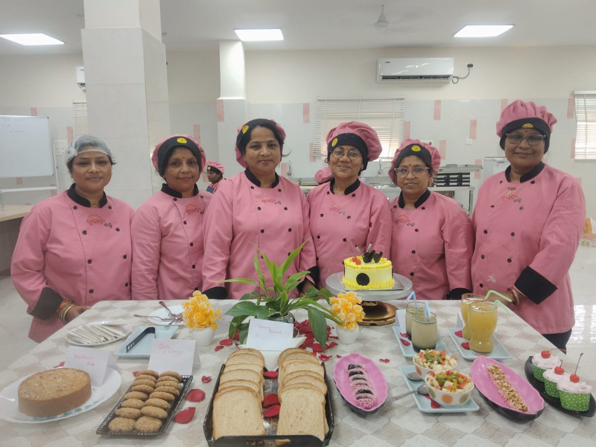 mission_shakti's tweet image. A proud milestone in empowering women through skill and opportunity! 
 24 Self Help Group members successfully completed 51 days of intensive Bakery Skill Development Training at the Bakery Skill Development-cum-Production Centre, Barabati Palace, Cuttack. 
 #SkillDevelopment