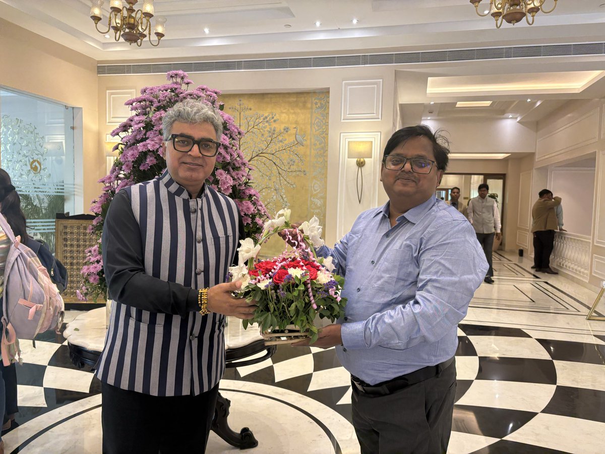 एडिटर्स क्लब ऑफ इंडिया के वरिष्ठ उपाध्यक्ष <a href="/sanjaygiriuk/">Sanjay Giri</a> व महासचिव <a href="/ISunilKaushik/">Dr. Sunil Kaushik</a> ने लखनऊ में उत्तर प्रदेश के संपादकों संग बैठक कर संगठन को मजबूत बनाने पर सार्थक चर्चा की। दौरा बेहद सफल और प्रेरणादायक रहा।