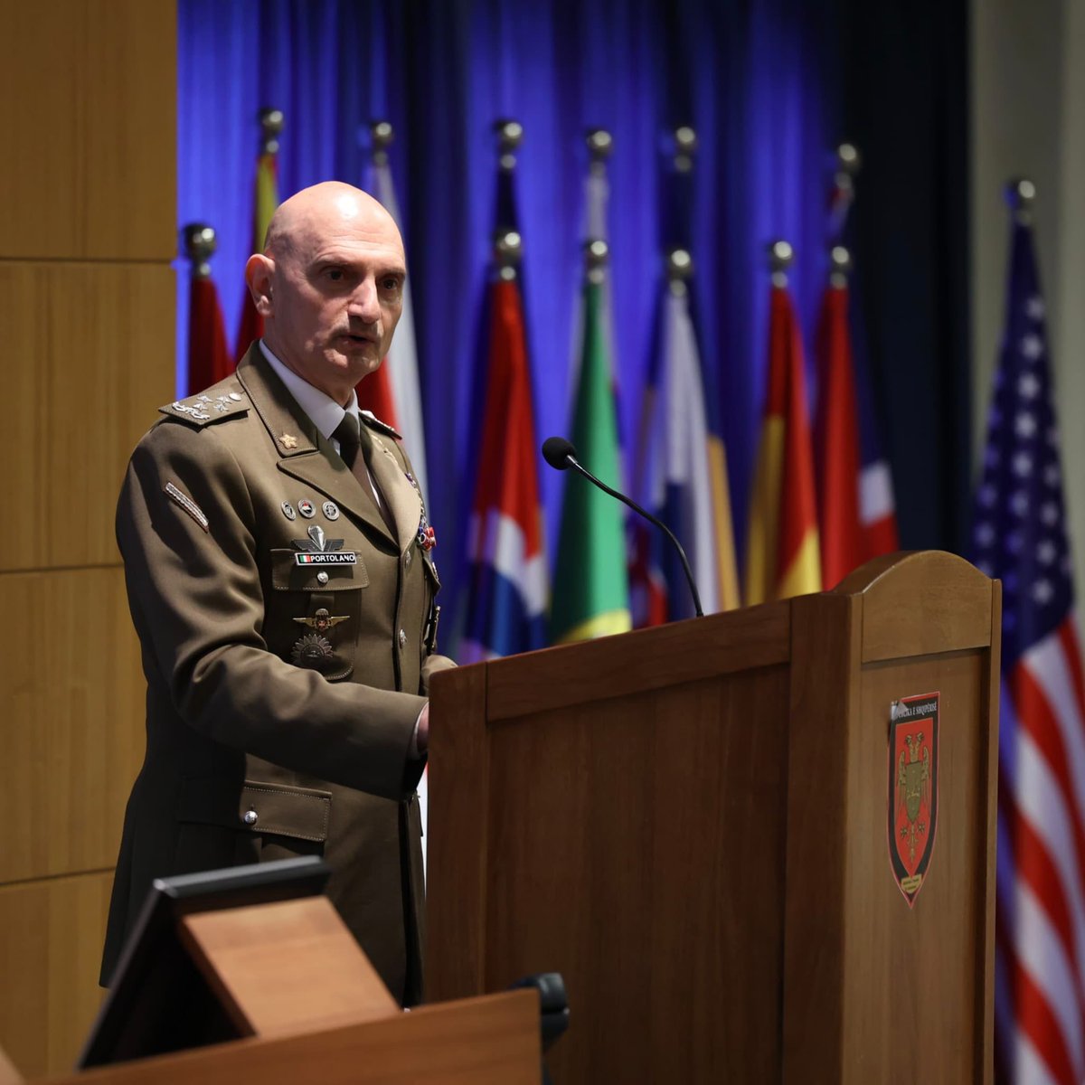 SM_Difesa's tweet image. 📍Tirana, si conclude oggi la visita ufficiale in Albania del Capo di Stato Maggiore della Difesa, Gen. Luciano #Portolano.

Nel corso della seconda giornata, il Capo di #SMD ha incontrato il Presidente della Repubblica d’#Albania, Bajram #Begaj che ha definito «genuino, il