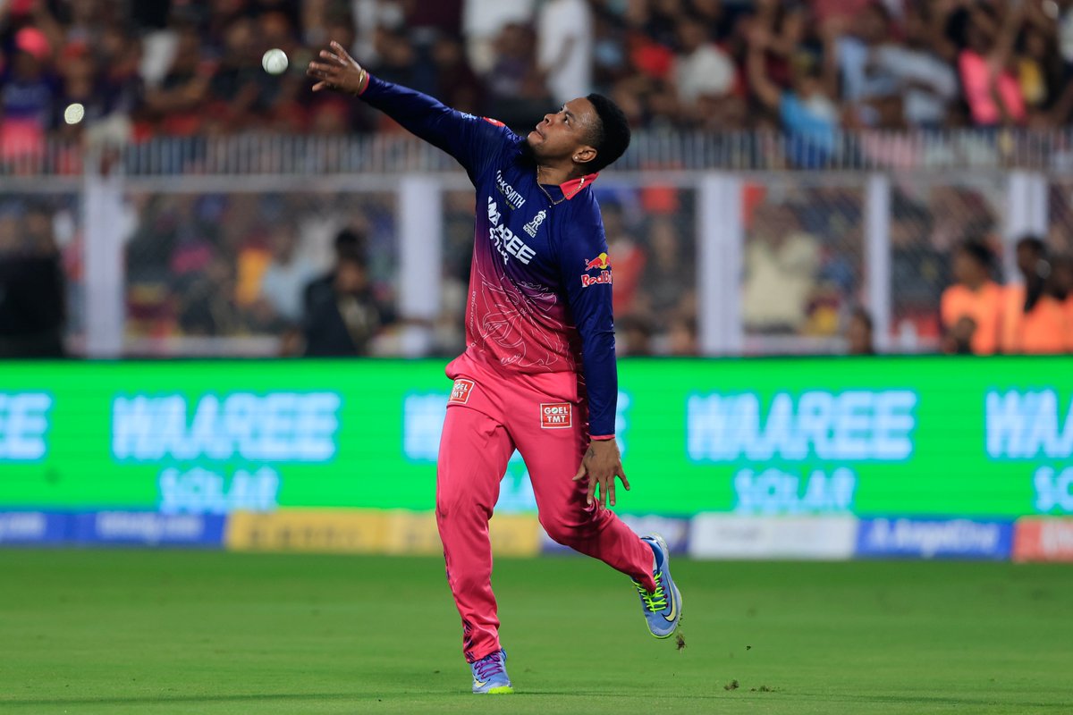 IPL's tweet image. FANTASTIC CATCHES x 2️⃣ 

Safe hands from Shimron Hetmyer tonight 🫴

#RCB 73/4 in 8 overs

Updates ▶️ bit.ly/TATAIPL-2026-16

#TATAIPL | #KhelBindaas | #RRvRCB | @rajasthanroyals