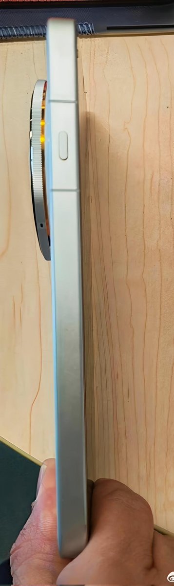 ayansonunigam's tweet image. OPPO Find X9 Ultra 🚨 

White Colour variant 👇 Side view

Look at the 📸 Deco ..and the Orange border at the bottom of the camera ring ...Woow 😍 

#OPPO #OPPOFindX9Ultra #ColorOS16