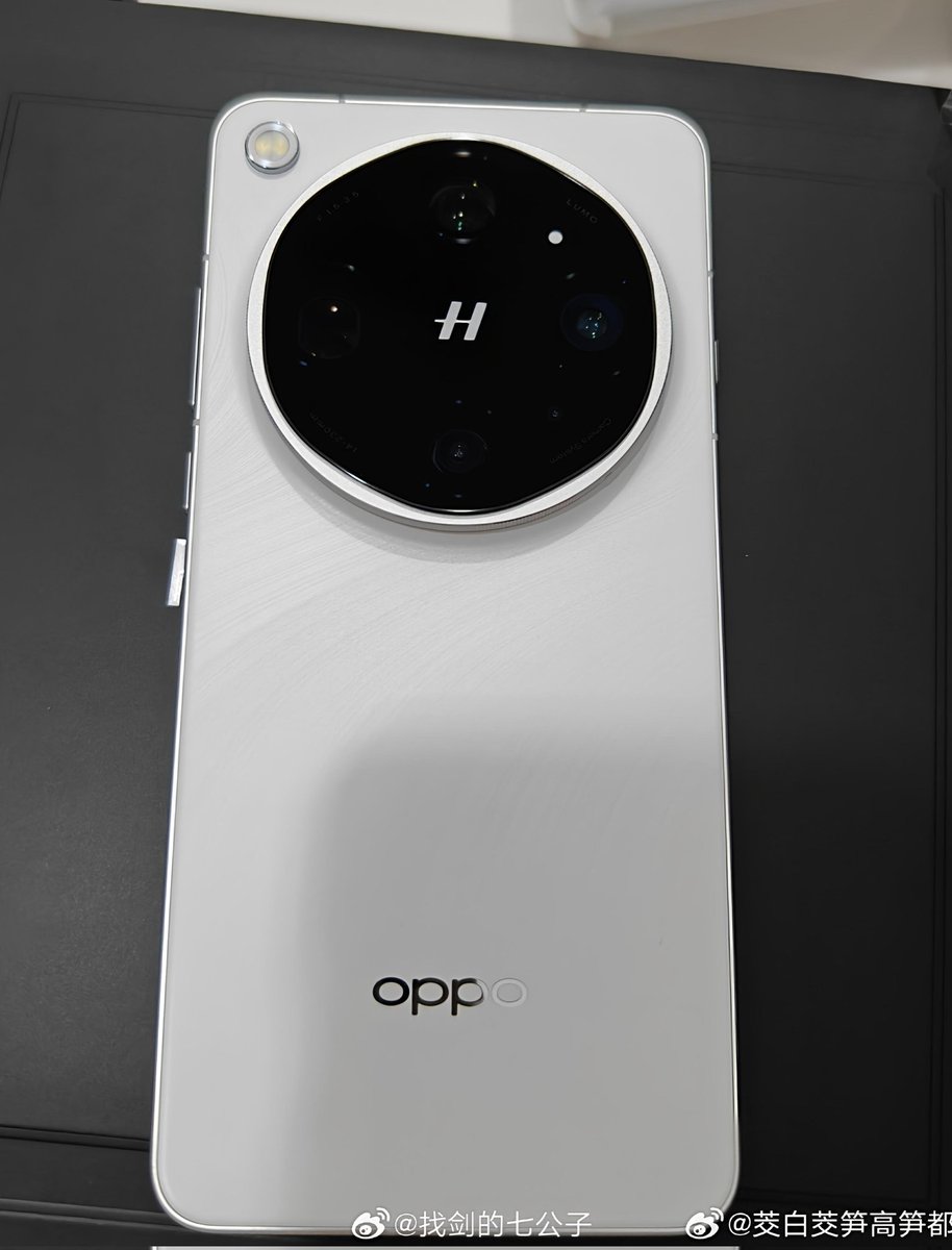 ayansonunigam's tweet image. OPPO Find X9 Ultra 🚨 

White Colour variant 👇 Side view

Look at the 📸 Deco ..and the Orange border at the bottom of the camera ring ...Woow 😍 

#OPPO #OPPOFindX9Ultra #ColorOS16