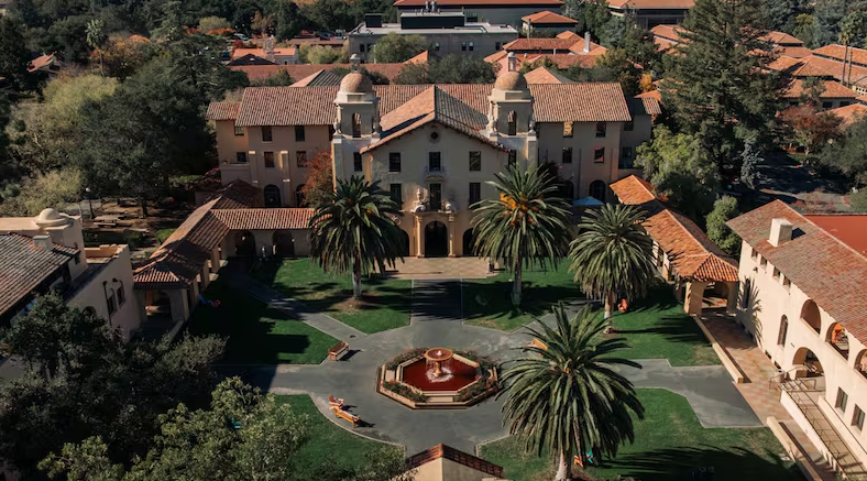 Expedientes_ec's tweet image. 🇷🇺 | Rusia declaró “organización indeseable” a la Universidad de Stanford, prohibiendo cualquier cooperación dentro del país.
expedientes.ec/rusia-declara-…

#Rusia #Stanford #Educacion #Geopolitica #Ucrania #LibertadAcademica #Kremlin