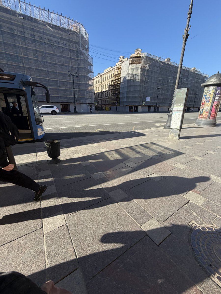 в том году остановку торжественно сделали длиннее аж на 10 метров! но транспорт так и останавливается не у столба и тумбы афиши, а у павильонов – странно, правда?