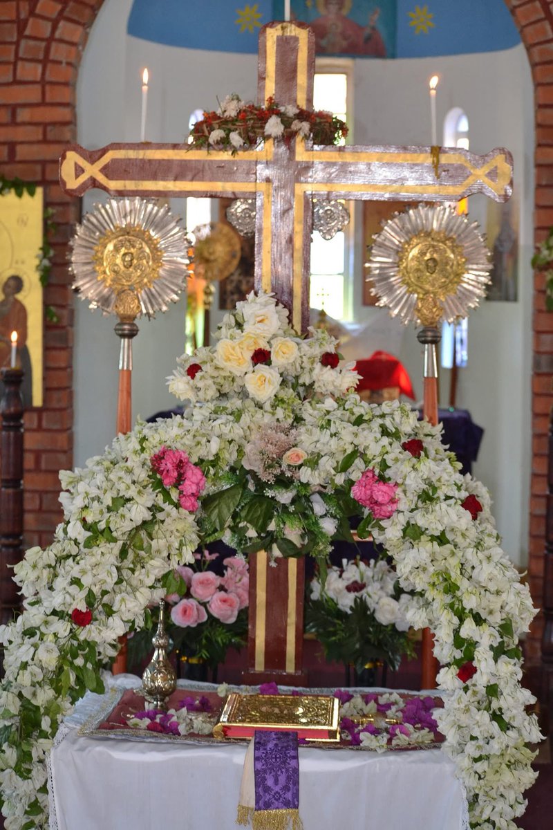 soldierofchris's tweet image. Service of the removal of the immaculate body of Christ this afternoon. 

When he took down Your immaculate Body from the Cross, the honorable Joseph wrapped it in a clean linen shroud with spices and laid it for burial in a new tomb.    #noblejoseph #holyfriday #holyweek