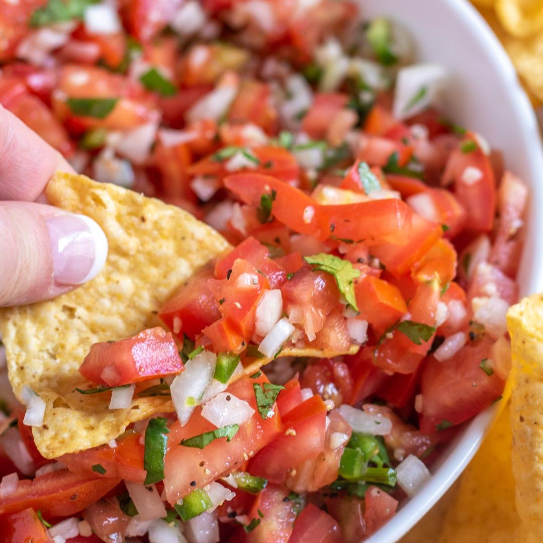 kyleecooks's tweet image. Tomatoes, onion, cilantro, jalapeno, and lime. 🌿🌶️ So simple, so good. Make this fresh Pico de Gallo! #salsa #picodegallo #mexican #kyleecooks kyleecooks.com/pico-de-gallo/