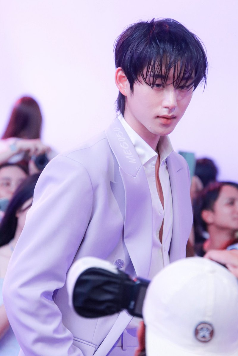 meG. | 🌃 tweet media