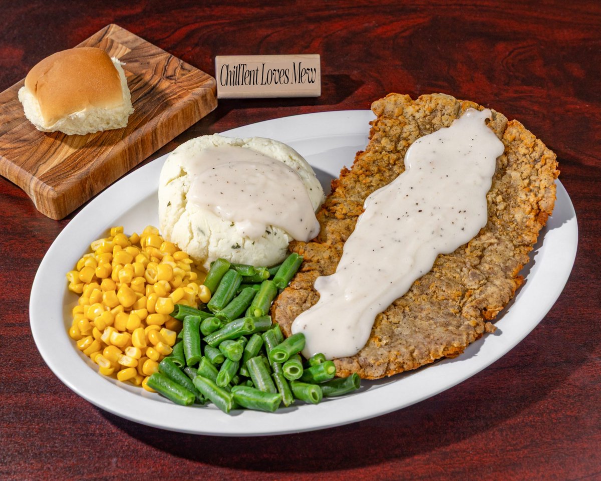 thecatscastle's tweet image. Hi Rainbow Tribe! It's me Lena and fur lunch todey I haf chicken fried steak, mash taters bof wif graveyard, a roll and corn and beans. Fur dessert it's #purrtuga choco lava cake wif fresh raspberries.  Mew fav drinks available! Come join me at the Tent! #Friyay 🐾🌹🐾 #Chilltent