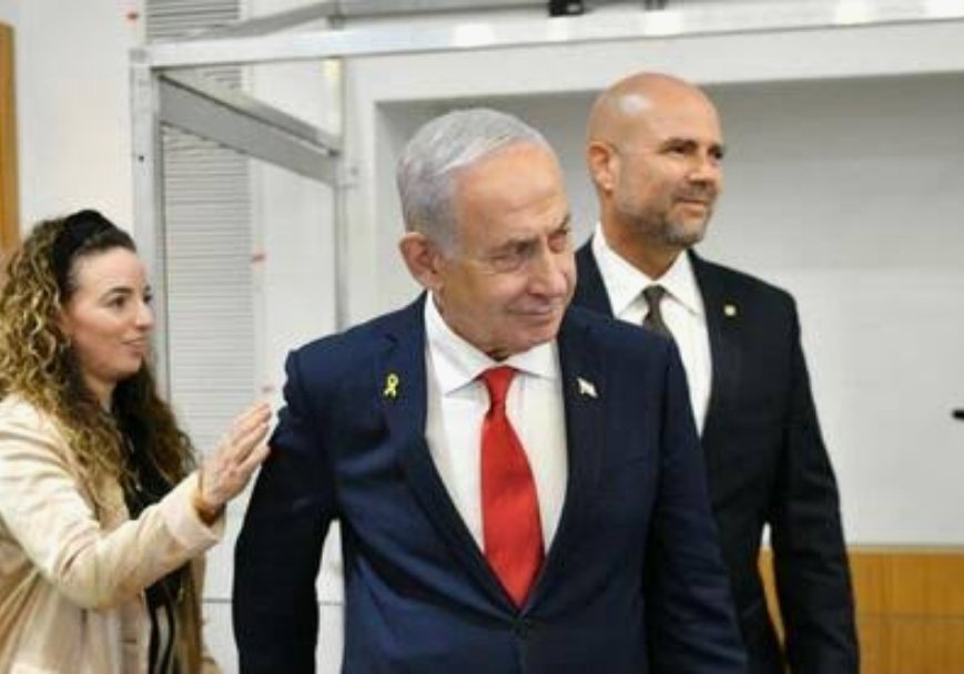 הגזען הלבן חייב שני צרפוקאים שילקקו לו את התחת.דש מזיו אגמון