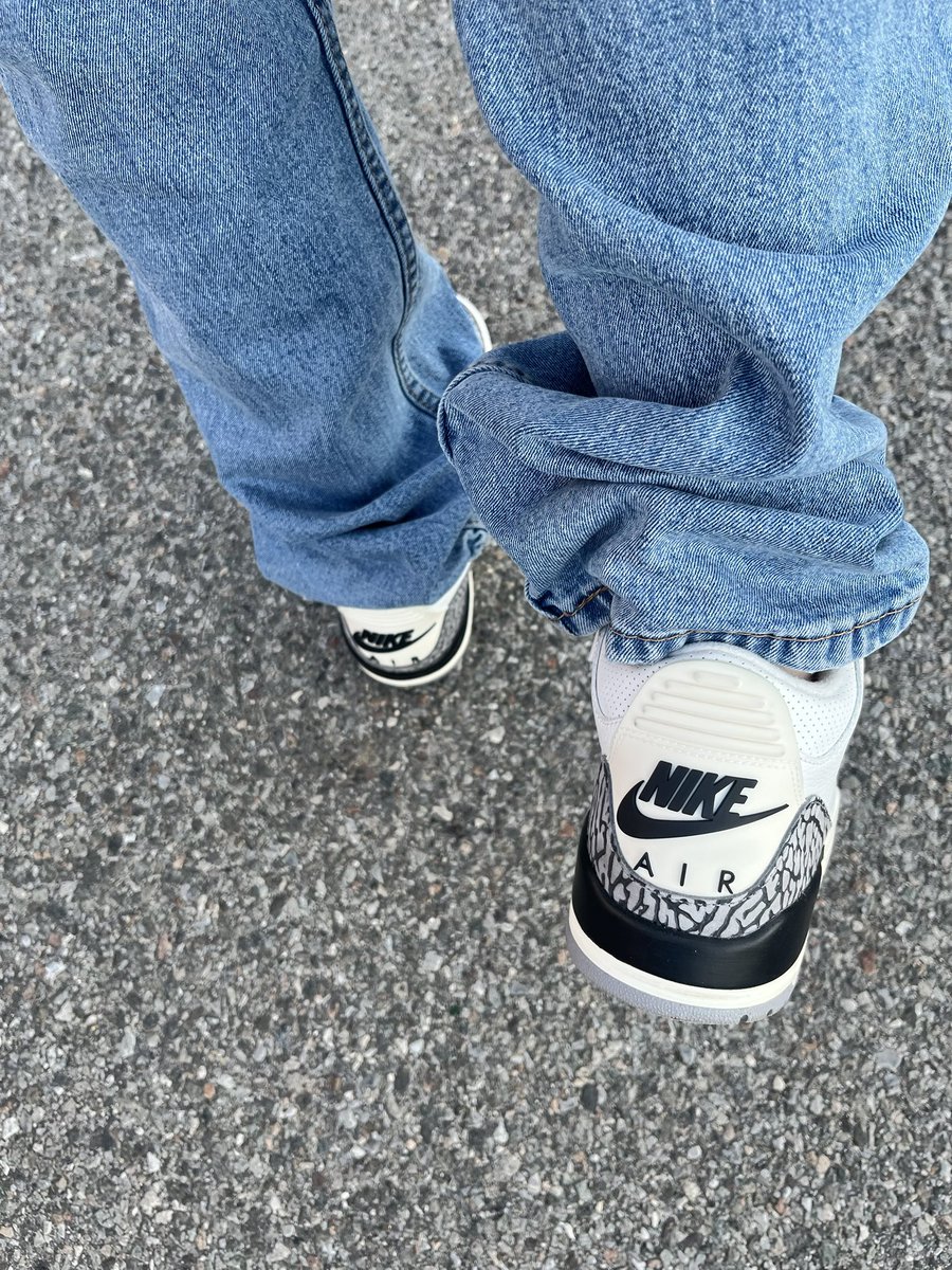 jadendaly's tweet image. #firefridays, reimagined.

White Cement 3s before tapping out and starting weekend mode early. #kotd #yoursneakersaredope