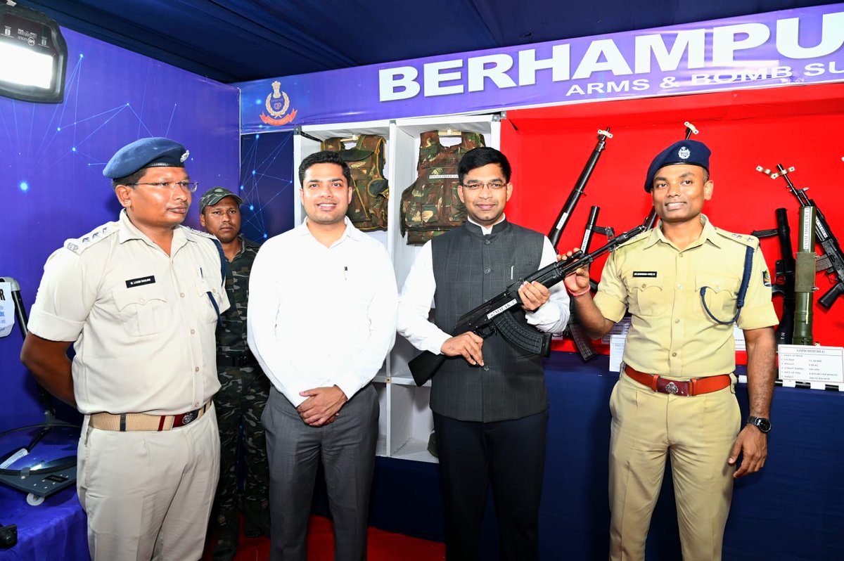 SP_BERHAMPUR's tweet photo. IG Shri Niti Shekar IPS inaugurated Berhampur Police Arms &amp; Bomb Disposal Unit exhibition at Silk City Fest. We invite everyone to see the weapons, heavy-duty Bomb Suit, Interact with our elite team &amp; take a photo at our selfie point. 

@odisha_police @CMO_Odisha https://t.co/szNTmBRvar