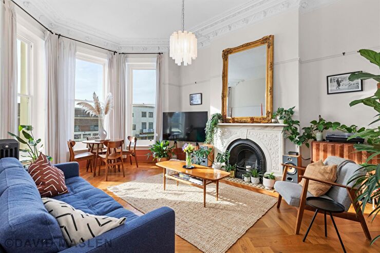 MaslenEstates's tweet photo. Chain free, recently renovated and just across the road from the beach. Beautiful 2 bedroom apartment in a classic period terrace on Hove seafront.
Impeccably styled with a wealth of original architectural features and sea views. Click for details: https://t.co/DlFz6XJKwV #interiordesign #lifestyle