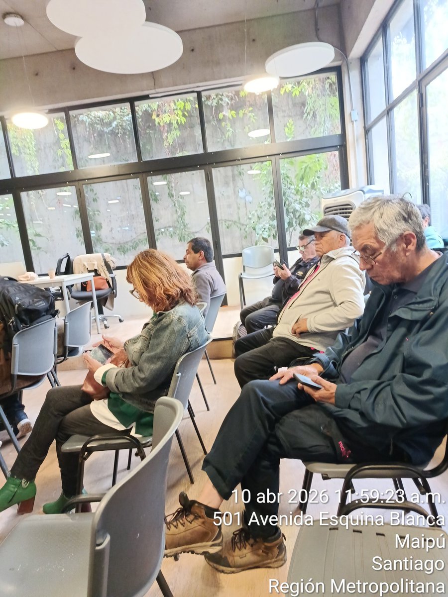EduEndemico's tweet photo. Unos sinvergüenzas los funcionarios de @SII_Chile de Maipú allá en pajaritos casi vacío, no están atendiendo rentas, dicen solo estamos atendiendo preferentes, resulta q llegó al @DuocUC Maipú y veo lleno de adultos mayores y dicen que los mandan para acá para hacer #renta2026 https://t.co/9ipbJvfYmV
