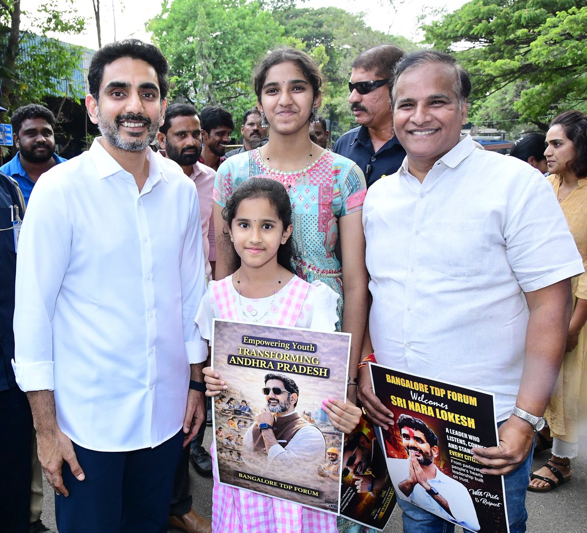 naralokesh's tweet photo. బెంగళూరు సర్జాపూర్ లో ప్రముఖ రియల్ ఎస్టేట్ సంస్థ సత్వా గ్రూప్ ఆధ్వర్యంలోని గ్రీన్ఉడ్ హై ఇంటర్నేషనల్ స్కూల్ ఐబీడీపీ(గ్రేడ్-XII) గ్రాడ్యుయేషన్ డే వేడుకల్లో పాల్గొన్నాను. పాఠశాలలోని స్పోర్ట్స్ కాంప్లెక్స్, ఆర్ట్ గ్యాలరీ, తరగతి గదులను సందర్శించాను. వివిధ విభాగాల్లో అత్యుత్తమ ప్రతిభ కనబరిచిన విద్యార్థులకు బహుమతులు అందజేశాను. ఈ కార్యక్రమంలో సత్వ గ్రూప్ ఎండీ, గ్రీన్ఉడ్ హై ఇంటర్నేషనల్ స్కూల్ ఛైర్మన్ బిజయ్ అగర్వాల్ గారు, మేనేజింగ్ ట్రస్టీ శ్రీమతి నీరు అగర్వాల్ గారు పాల్గొన్నారు.