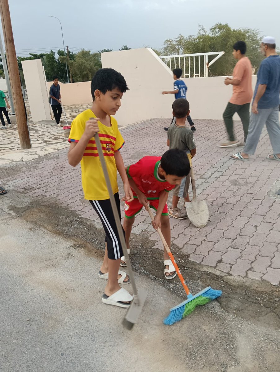 wZ8A89SGqrPJr31's tweet photo. لقطات من المعسكر الذي قام به أهالي قرية زكيت صباح هذا اليوم. بوركت الجهود. حيث تظافرت جهود كبار السن والشباب والأطفال في لوحة فنية عكست روح التعاون والتظافر بين فئات المجتمع. https://t.co/ajttGOyesH