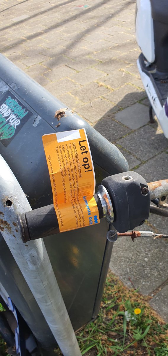 hartvoordelft's tweet photo. Op de hoek van Bikolaan en Derde Werelddreef staat al drie weken deze scooter. Nu eindelijk een sticker op geplakt  door handhaving en nu nogmaals wachten tot hij weggehaald wordt. @GemeenteDelft https://t.co/k52s6Qi4Tr