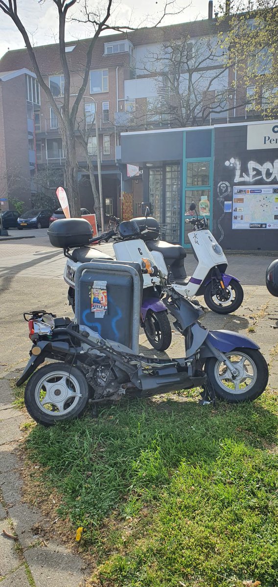 hartvoordelft's tweet photo. Op de hoek van Bikolaan en Derde Werelddreef staat al drie weken deze scooter. Nu eindelijk een sticker op geplakt  door handhaving en nu nogmaals wachten tot hij weggehaald wordt. @GemeenteDelft https://t.co/k52s6Qi4Tr