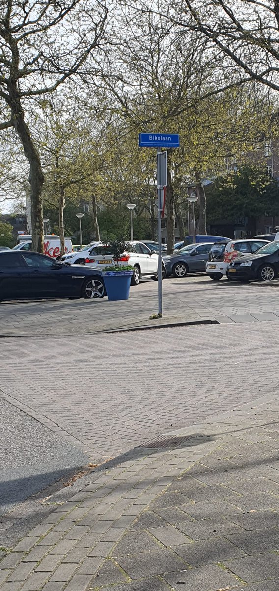 hartvoordelft's tweet photo. Op de hoek van Bikolaan en Derde Werelddreef staat al drie weken deze scooter. Nu eindelijk een sticker op geplakt  door handhaving en nu nogmaals wachten tot hij weggehaald wordt. @GemeenteDelft https://t.co/k52s6Qi4Tr