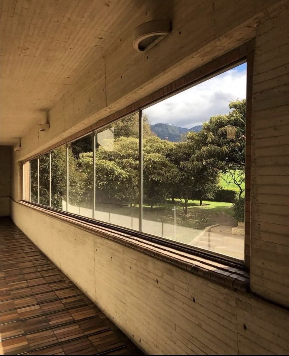 OrlandoArq's tweet image. Biblioteca Virgilio Barco.

 • R o g e l i o  S a l m o n a. •
Geometría, luz y paisaje. La maestría de Salmona en su máxima expresión: una biblioteca que no solo guarda libros, sino que abraza la ciudad… 

#masterpiece 
#architecture 
#Arquitectura 🔝