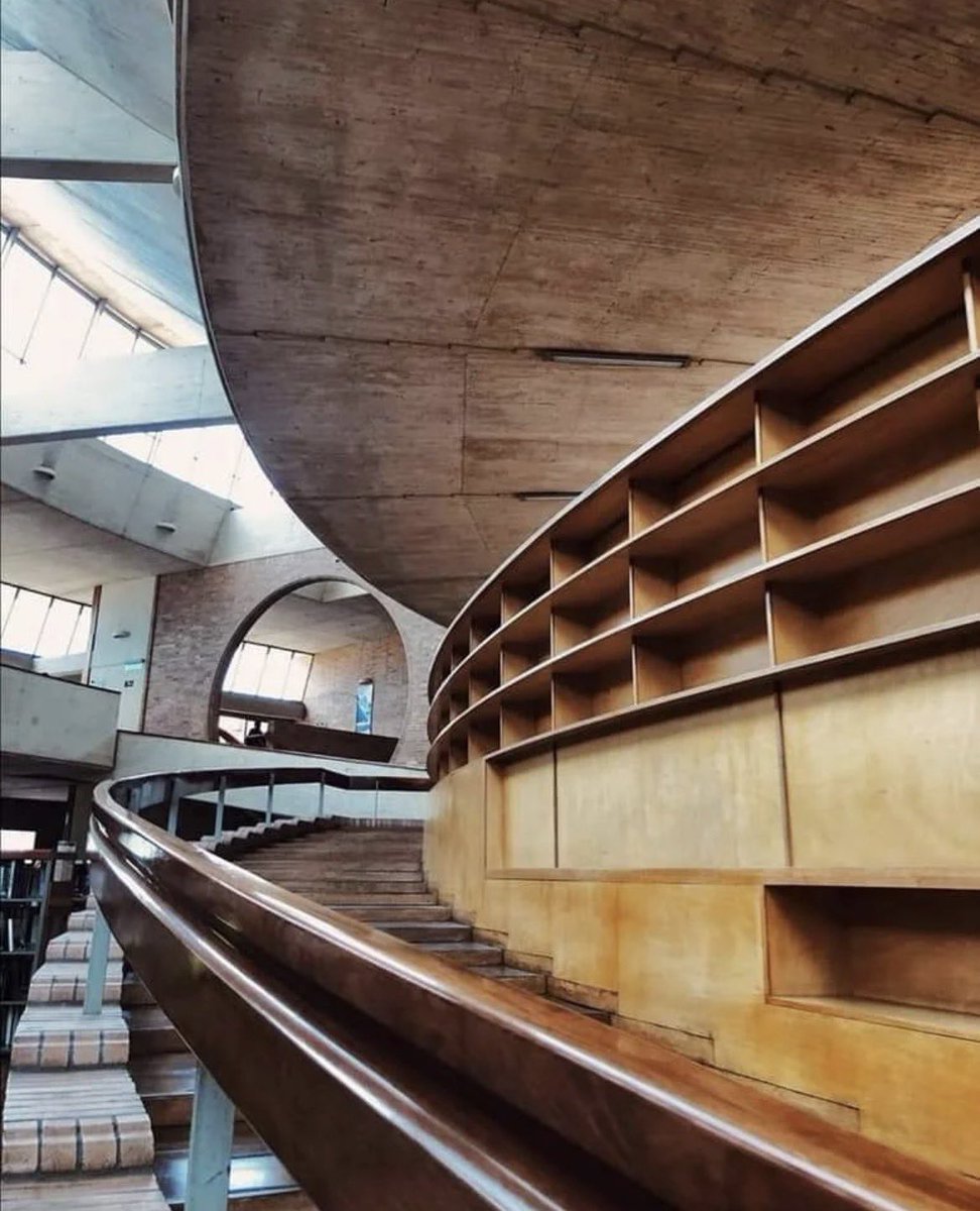 OrlandoArq's tweet image. Biblioteca Virgilio Barco.

 • R o g e l i o  S a l m o n a. •
Geometría, luz y paisaje. La maestría de Salmona en su máxima expresión: una biblioteca que no solo guarda libros, sino que abraza la ciudad… 

#masterpiece 
#architecture 
#Arquitectura 🔝