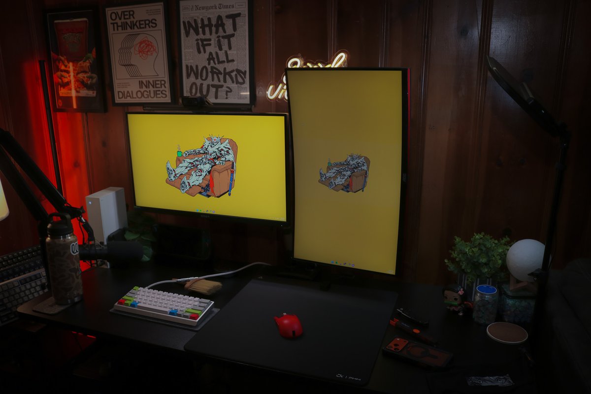 Meech_EXE's tweet photo. TGIF, we made it, y'all! Been really enjoying the S1P by PMM. What combo are we rocking this Friday, y'all??#Combofriday #desksetup https://t.co/1vivqQzMJn
