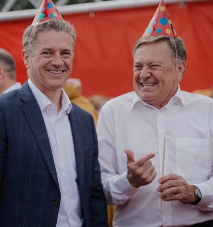 Eeee, matematika, predvsem seštevanje vama modela pa glih ne gre, de...
Majn čevapov pa več trenirat matematiko, pa bo v tretje enkrat ratalo... Mata vidva to (10%)