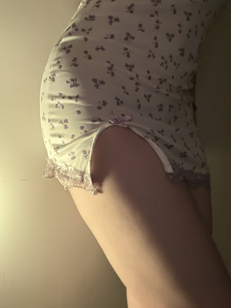 ChessiaNight's tweet photo. 怎麼到睡覺的時候硬了呢？
讓我變的飢渴了欸  都怪你
手上拿著控制我的跳蛋遙控器  是不是又要使壞呢⋯
一起做愛之後 要好好睡覺哦💕💕
#反差 #自慰 #跳蛋 #做爱 #嫩乳 https://t.co/am7cYS2WuE