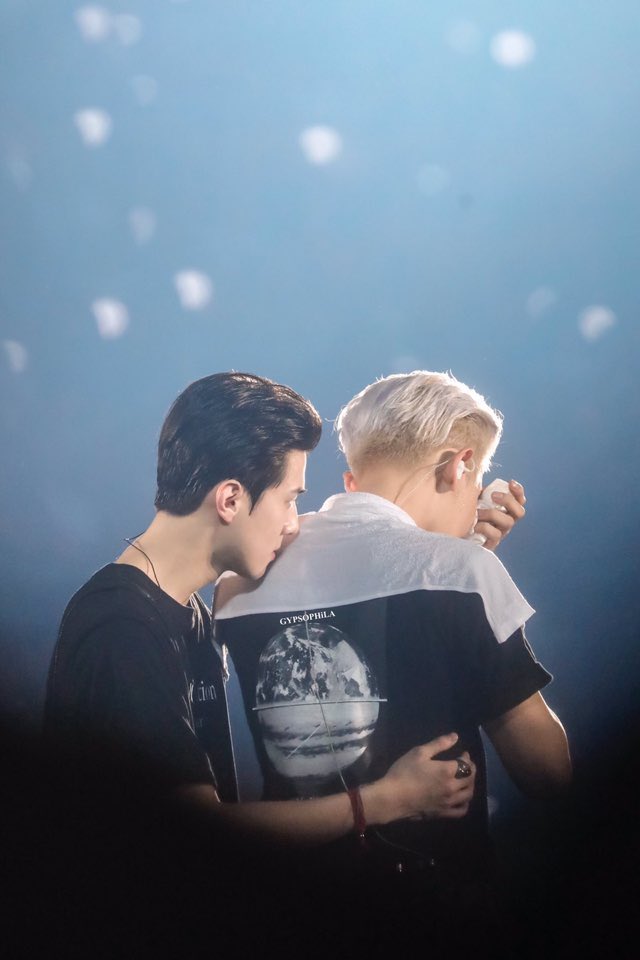 xS2sen's tweet photo. 찬열이 세훈이가 기쁜 일로만 울었으면 좋겠오요... 서로 의지하고 응원하고 그렇게 행복하게 울었으면 좋겠옹... https://t.co/wbs30wP88d