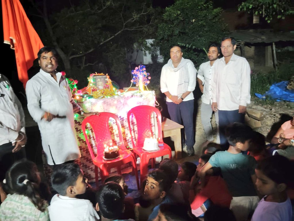 JkumarBharat's tweet photo. बाबा महेंद्रानाथ की धरती पर सामाजिक बंधुओं के साथ, 
महर्षि वाल्मीकि कश्यप व निषादराज जयंती के उपलक्ष्य में। https://t.co/EXZ1o9nkmX