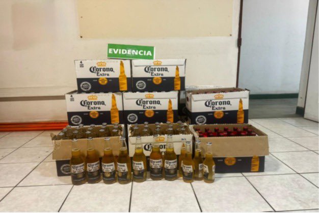 CarabArica's tweet image. Dando respuesta a distintas denuncias ciudadanas, Carabineros de la 3ª Comisaría, a través de su Sección de Investigación Policial #Sip, registró y clausuró un domicilio particular donde se expendía alcohol y ejercía la prostitución de manera ilegal, notificando y denunciando