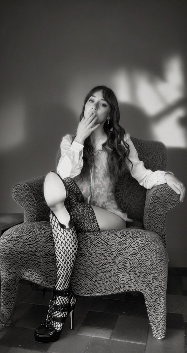 TheRealDOIAZ's tweet image. Thank Goddess, it's Friday with Mistress Claire @TheRealDOIAZ #mistressclaire #lifecoach #studio