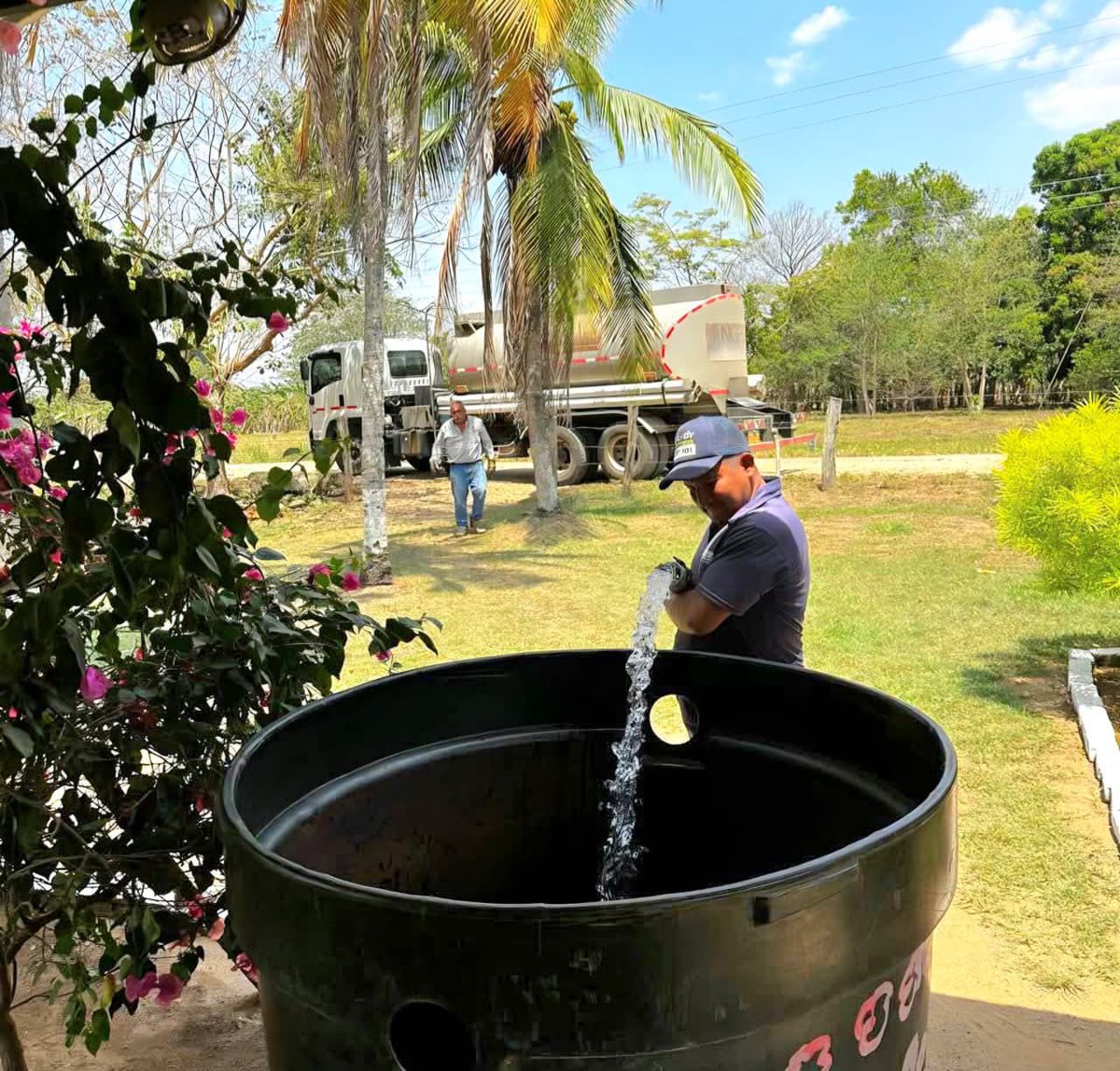 SNGRDColombia's tweet photo. #SNGRDCasanare |🚚💦Gracias a la articulación entre la @GobCasanare y la @UNGRD, 500 familias de 33 veredas en Yopal, Hato Corozal, Támara, Tauramena y Nunchía se beneficiaron con la distribución de más de 3 millones de litros de agua durante la temporada seca en el departamento. https://t.co/HJS8VmIJKu