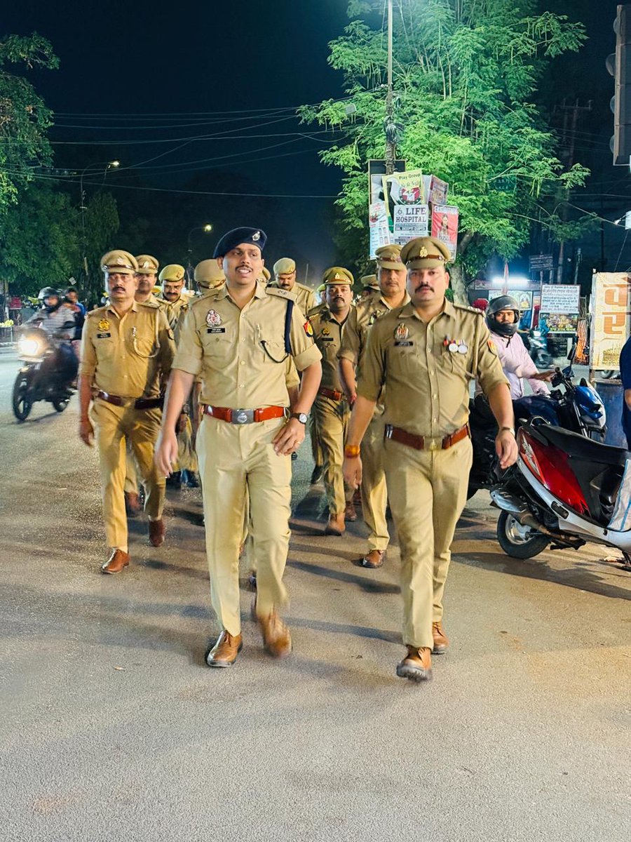 #ADCPEast द्वारा अपराध नियंत्रण, कानून, सुरक्षा/यातयात व्यवस्था बनाये रखने हेतु #SO_विकासनगर एवं मय पुलिस टीम के साथ थाना विकासनगर क्षेत्रांतर्गत महत्वपूर्ण स्थानों/मार्गो/ चौराहो पर #पैदल_गश्त की गई तथा सम्बंधित को दिये आवश्यक दिशा निर्देश।

<a href="/Uppolice/">UP POLICE</a>
<a href="/lkopolice/">LUCKNOW POLICE</a>
<a href="/dgpup/">DGP UP</a>