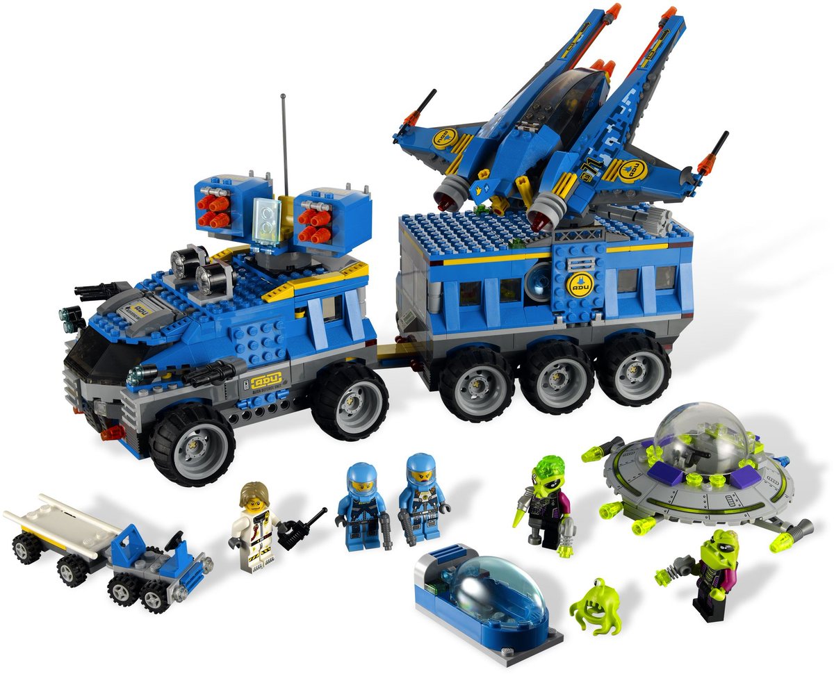 blocksmagazine's tweet image. Who remembers the 'Alien Conquest' theme from 2011? 7066 Earth Defense HQ was a creative, fun flagship for it with 879 pieces! Check out those huge rocket pods! More awesome #LEGOSpace content when you subscribe at BlocksMag.com!

#LEGO #Throwback