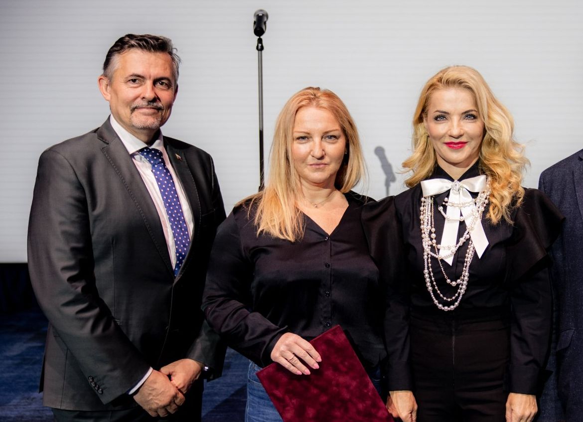 O mediach tweet media