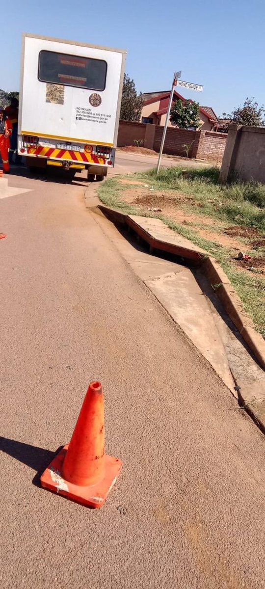 RamaboduObakeng's tweet image. City of Tshwane SW catchpits cleaning at Rosslyn Gardens Ward 37, Khupa street .