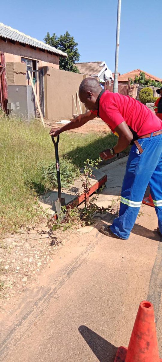 RamaboduObakeng's tweet image. City of Tshwane SW catchpits cleaning at Rosslyn Gardens Ward 37, Khupa street .