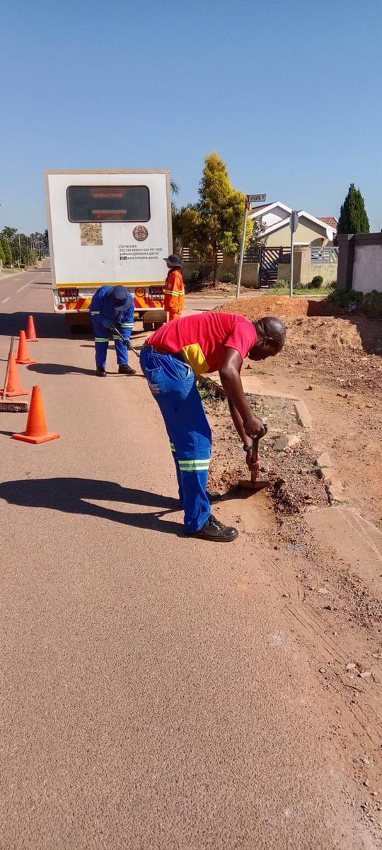 RamaboduObakeng's tweet image. City of Tshwane SW catchpits cleaning at Rosslyn Gardens Ward 37, Khupa street .