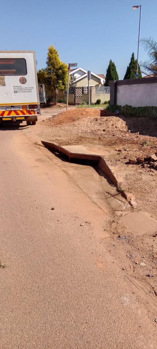 RamaboduObakeng's tweet image. City of Tshwane SW catchpits cleaning at Rosslyn Gardens Ward 37, Khupa street .