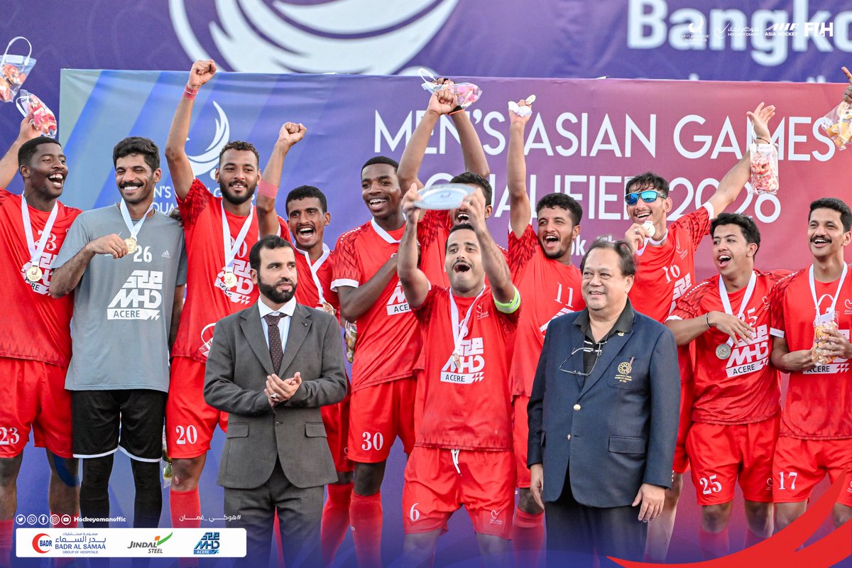 HockeyOmanOffic's tweet photo. جانب من تتويج الأبطال بالميداليات الذهبية و درع البطولة..🌟📸🥇

#هوكي_عُمان #OmanHockey  #MHDxOmanhockey #HockeyAsianGames2026 #FieldHockey https://t.co/OKCyeonEVK